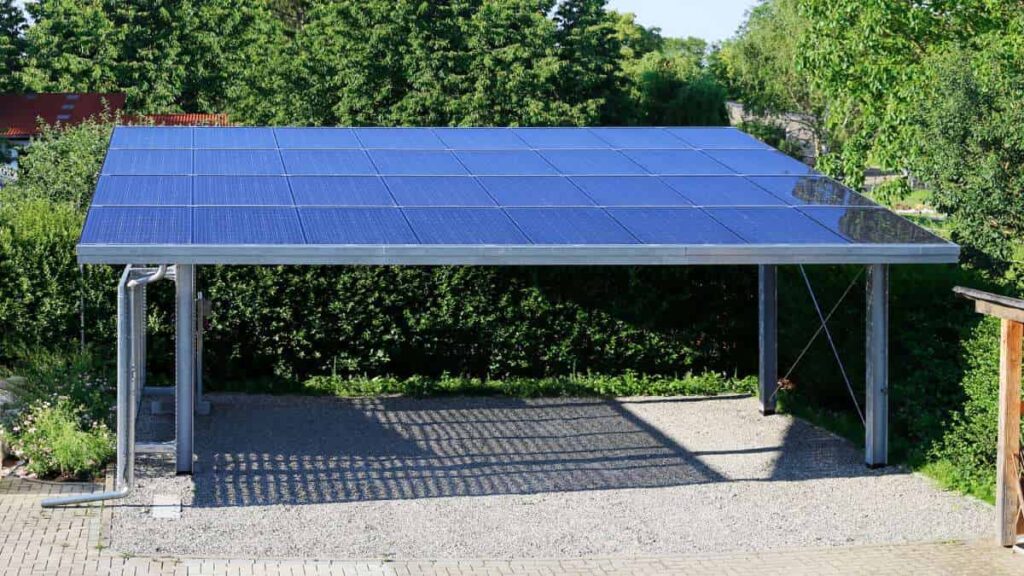 terrasoverkapping met zonnepanelen